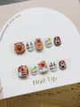 Detalle macro del diseño en relieve 3D de carpincho en uñas postizas para niños - S (Para 3-5 años)
