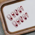 Glitzernde Rosa Katzenaugen-Drucknägel mit roten 3D-Herzen auf einem Holztablett - XS / Kurz Sarg