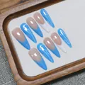 Uñas postizas hechas a mano tipo almendra con ondas francesas en azul y blanco - S / Susurro del Océano