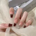 Faux ongles faits main rouge cerise avec bordures pailletées argentées et décors 3D - XS / Chaîne Française Bourgogne Trapèze Moyen (061)