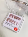 Macro-opname van 10 handgemaakte roze cat-eye nagels, maat S in transparante doos - XS