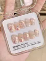 Détail d'ongles press-on faits main rose aurore avec ondulations 3D et perles - XS