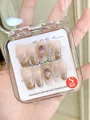 Dettaglio di unghie finte fatte a mano taglia S con perle e glitter aurora lucido - XS