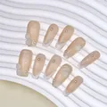 Unghie finte fatte a mano rosa nude con punte French bianche, camelie e perle eleganti - XS
