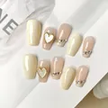 Handgefertigte Coffin-Nägel in Cremeweiß und Nude-Rosa mit Herz-Anhängern und kleinen Strasssteinen - XS / Nebel Rot und Weiß Stil