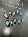 Unghie finte blu occhi di gatto con motivo a fuochi d'artificio dorati forma trapezio - XS / Fuochi d'Artificio Inseguendo la Luce (S48)