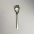 Cuchara sopera de titanio con textura martillada y mango largo en gris mate oscuro - Tipo estándar / Plateado