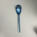 Dunkelblauer Titan-Suppenlöffel mit Hammerschlag-Textur und schillerndem Finish - Gehämmertes Modell / Dunkelblau