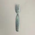 Tenedor infantil de titanio con textura de cristal industrial y mango ancho redondeado - Brocheta individual / Azul Hielo