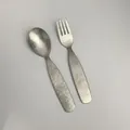 Set de cuchara y tenedor infantil de titanio cristalino con acabado gris industrial - Juego de Cuchara y Tenedor / Titanio Cristalino