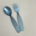 Juego de cubiertos infantiles de titanio puro con cuchara y tenedor gris mate - Juego de Cuchara y Tenedor / Azul Oscuro Cristalino