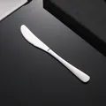 Couteau à steak en acier inoxydable 304 avec lame dentelée sur fond noir élégant - Couteau de table argenté