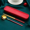 Tragbares 304 Edelstahl Besteckset mit roten Griffen und Goldfinish im roten Gehäuse - Rot Gold Löffel Essstäbchen