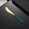 Couteau de table moderne en acier doré avec manche vert foncé sur fond noir élégant - Couteau à Dîner Vert Foncé Or