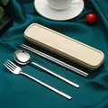 Tragbares 304 Edelstahl-Besteckset mit beige Box auf grünem Seidenhintergrund - Silber Löffel Gabel Essstäbchen