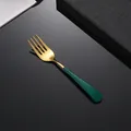 Fourchette moderne en acier inoxydable doré avec manche ergonomique vert foncé - Fourchette à Dîner Vert Foncé Or