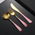 Service de couverts 3 pièces avec manche rose mat et finition miroir dorée - Set Couverts Rose Or
