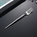 Elegante forchetta da tavola in acciaio inox 304 opaco con moderno manico affusolato - Forchetta da tavola argento