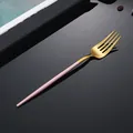 Forchetta moderna in acciaio 304 con rebbi dorati e manico rosa opaco - Forchetta da Tavola Rosa e Oro