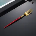 Forchetta moderna in acciaio 304 con testa oro opaco ed elegante manico rosso - Forchetta da Cena Oro Rosso