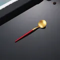 Cucchiaio moderno in acciaio inox rosso e oro con finitura opaca e manico sottile - Cucchiaino da Tè Rosso Oro