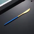 Coltello da tavola in acciaio 304 con lama dorata seghettata e manico blu opaco - Coltello da Tavola Blu Oro