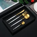 Set posate 4 pezzi in acciaio inox con teste dorate e manici bianchi in confezione regalo - Combinazione Posate Bianco Oro (Scatola Regalo)