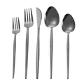 Ménagère 5 pièces en acier inoxydable noir mat avec manches fins sur fond blanc - Service Couverts Noir 304