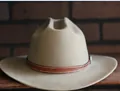 Chapeau de cowboy classique en feutre de laine beige avec bande en cuir tressé brun - L(58-60cm) / Poche zippée