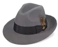 Detail van grijze wollen fedora hoed met zwart grosgrain lint en natuurlijke veer decor - 58cm / Grijs