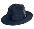 Detailopname van een marineblauwe wollen fedora hoed met veer en metalen embleem - 58cm / Marineblauw