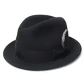 Dettaglio cappello in feltro di lana con elegante nastro nero e decorazione piumata - L(58-60cm) / Nero