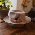 Classico cappello fedora in lana color cammello con fascia paisley e piuma - L(58-60cm) / Beige