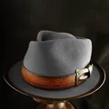 Cappello fedora in lana grigia con cinturino in pelle marrone goffrato e fibbia in metallo - 59 / Grigio