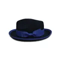 Klassieke zwarte wollen fedora hoed met koningsblauwe strik en bijpassende rand - L (58-60cm) / Zwart met blauwe bies