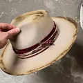 Chapeau fedora en laine jaune sable avec bords vieillis et ruban floral rouge style rétro - L / Blanc Cassé