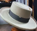 Détail d'un chapeau Pork Pie en laine avec ruban texturé et ornement métallique - L / Kaki