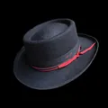 Chapeau Pork Pie en laine noire avec coutures rouges et décoration de plumes élégante - L / Noir (Avec Ruban Rouge)