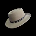 Cappello pork pie in lana beige con cinturino in pelle decorato su sfondo nero - L (58-60cm) / Beige