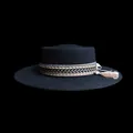 Dettaglio di un cappello di lana nero con fascia intrecciata oro e nappe decorative - L(58-60cm) / Stile Pork Pie (2023100703) / Nero