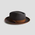 Klassieke donkergrijze wollen fedora hoed met bruin lint en metalen knoopdetail - L(58-60cm) / Grijs