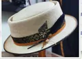 Chapeau pork pie en laine beige avec décoration de plumes et garniture en cuir - L / Beige (Bord Noir)