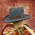 Sombrero de fieltro de lana gris con banda de serpiente y cadena sobre soporte - Negro