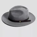 Klassieke grijze wollen fedora hoed met een bruine leren riem en gouden gesp detail - L / Grijs