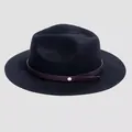 Klassieke zwarte wollen fedora hoed met een lederen band en metalen klinknagel detail - L / Zwart