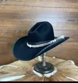 Dettaglio di cappello cowboy in lana nera con fascia intrecciata su supporto in legno - L (58-60cm) / Stile Nero Tom Horn