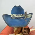Detail van blauwe wollen cowboyhoed met veer, gevlochten band en slangenpatroon accent - L (58-60cm) / Blauw/Verouderd