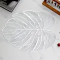 Zilveren placemat van PVC in monsterabladvorm met hol design op wit marmer - Zilver