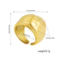 Vista dettagliata di un anello largo martellato dorato con misure e peso specificati - Stile Martellato Irregolare (R693_1)