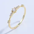 Elegante anello in argento S925 placcato oro 18K con zircone centrale e pietre laterali - US 7 / Stile Ammasso a Pietra Singola(J06)